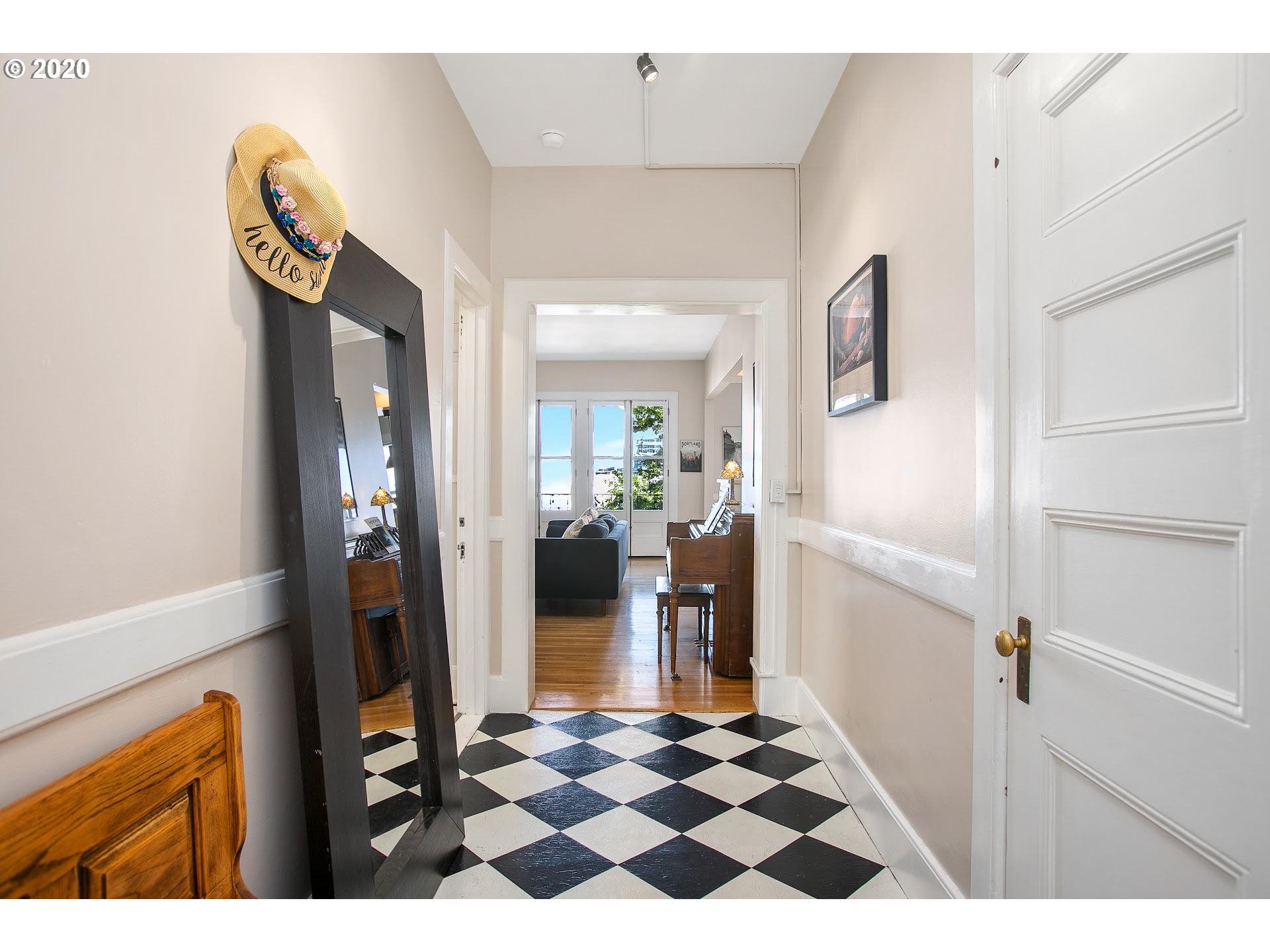 731 Southwest King Avenue, Unit 16 Portland, OR 97205 - Photo 4 of 27