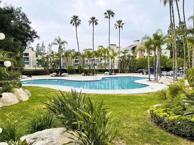 $2,250 | 5515 Canoga Avenue, Unit 231, Woodland Hills, CA 91367