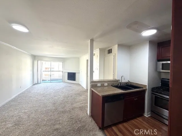 $2,250 | 5515 Canoga Avenue, Unit 231, Woodland Hills, CA 91367