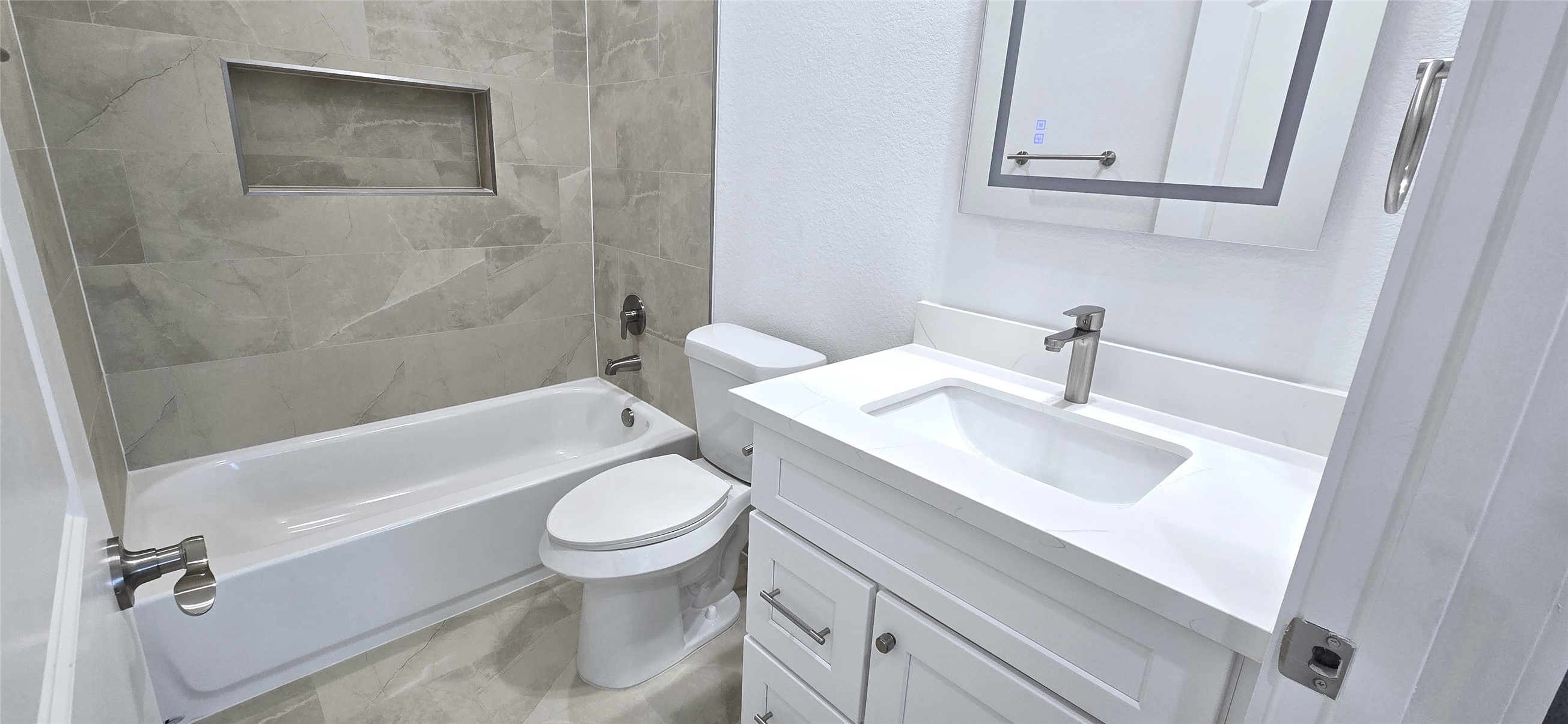 1475 Ferguson Way, Unit A Houston, TX 77088 - Photo 14 of 19 Hall bath - upstairs