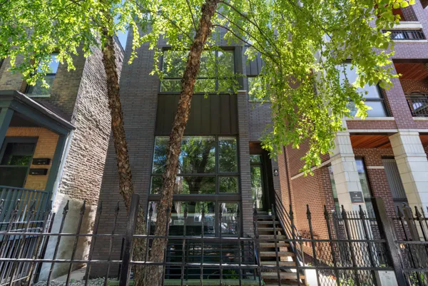$3,800 | 1131 West Addison Street, Unit 2, Chicago, IL 60613