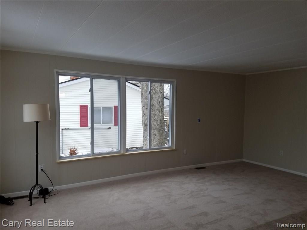 636 West Baker Road Highland, MI 48357 - Photo 8 of 22 Large Living room