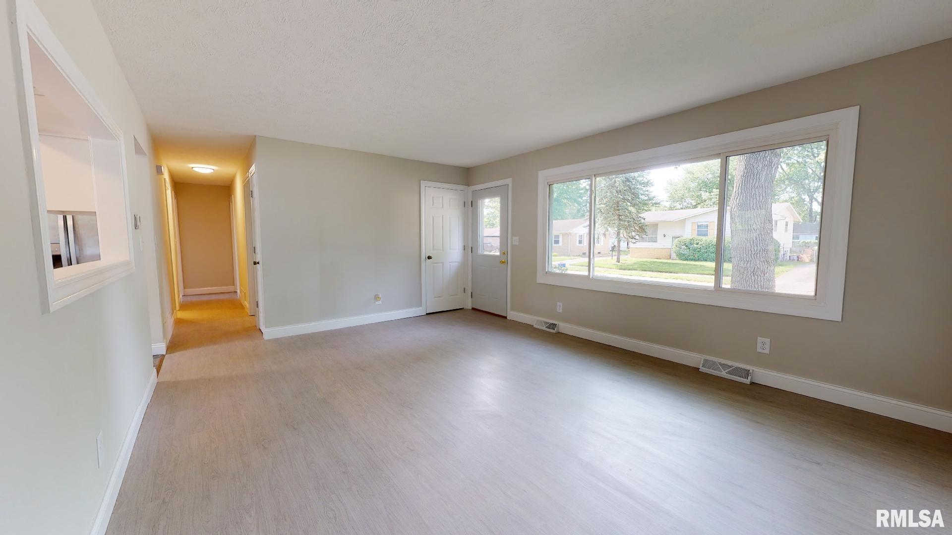 2409 Queensway Road Springfield, IL 62703 - Photo 5 of 12