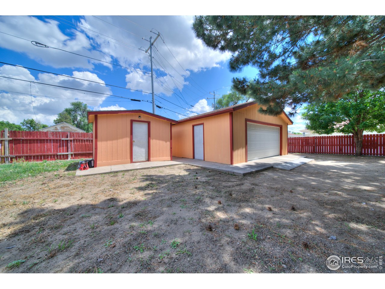 616 West Street Fort Morgan, CO 80701 - Photo 19 of 21 a view of a backyard with a large tree