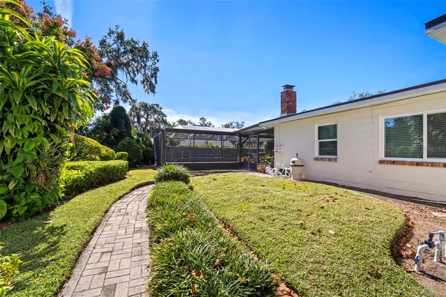 a view of a house with backyard and garden