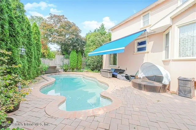 a view of a backyard