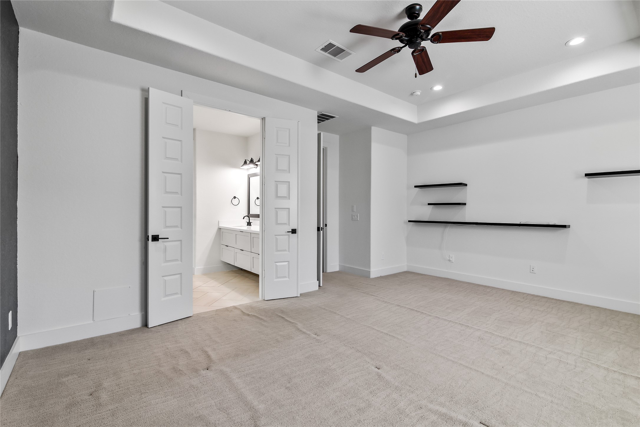 4231 Allen Street Houston, TX 77007 - Photo 26 of 31 en empty room with closet and a ceiling fan