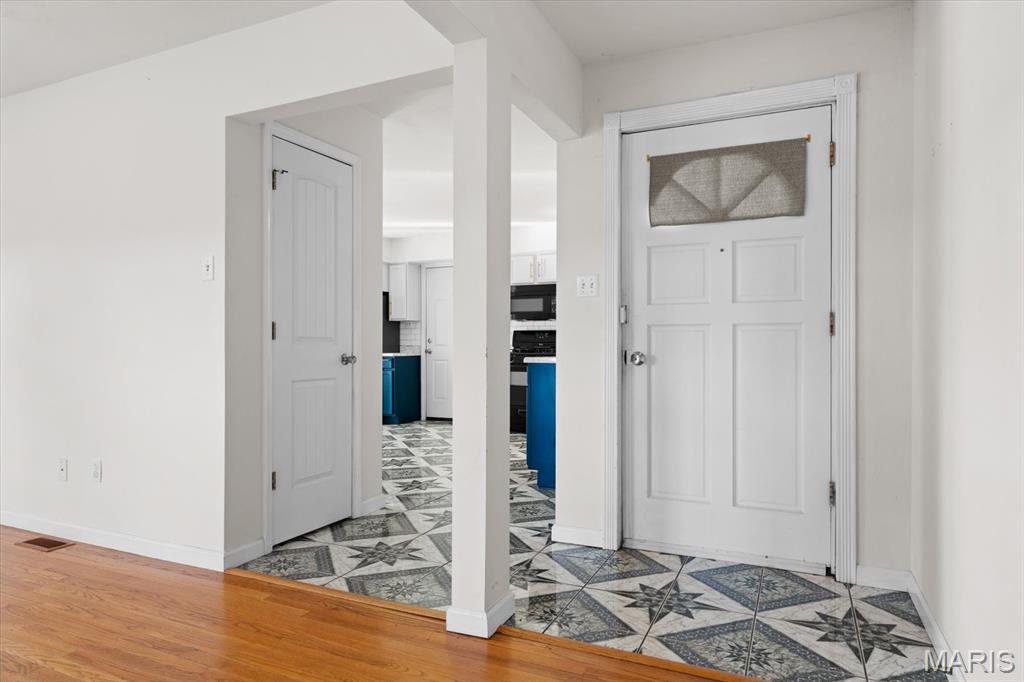 702 Mary Jane Street Lebanon, IL 62254 - Photo 3 of 37