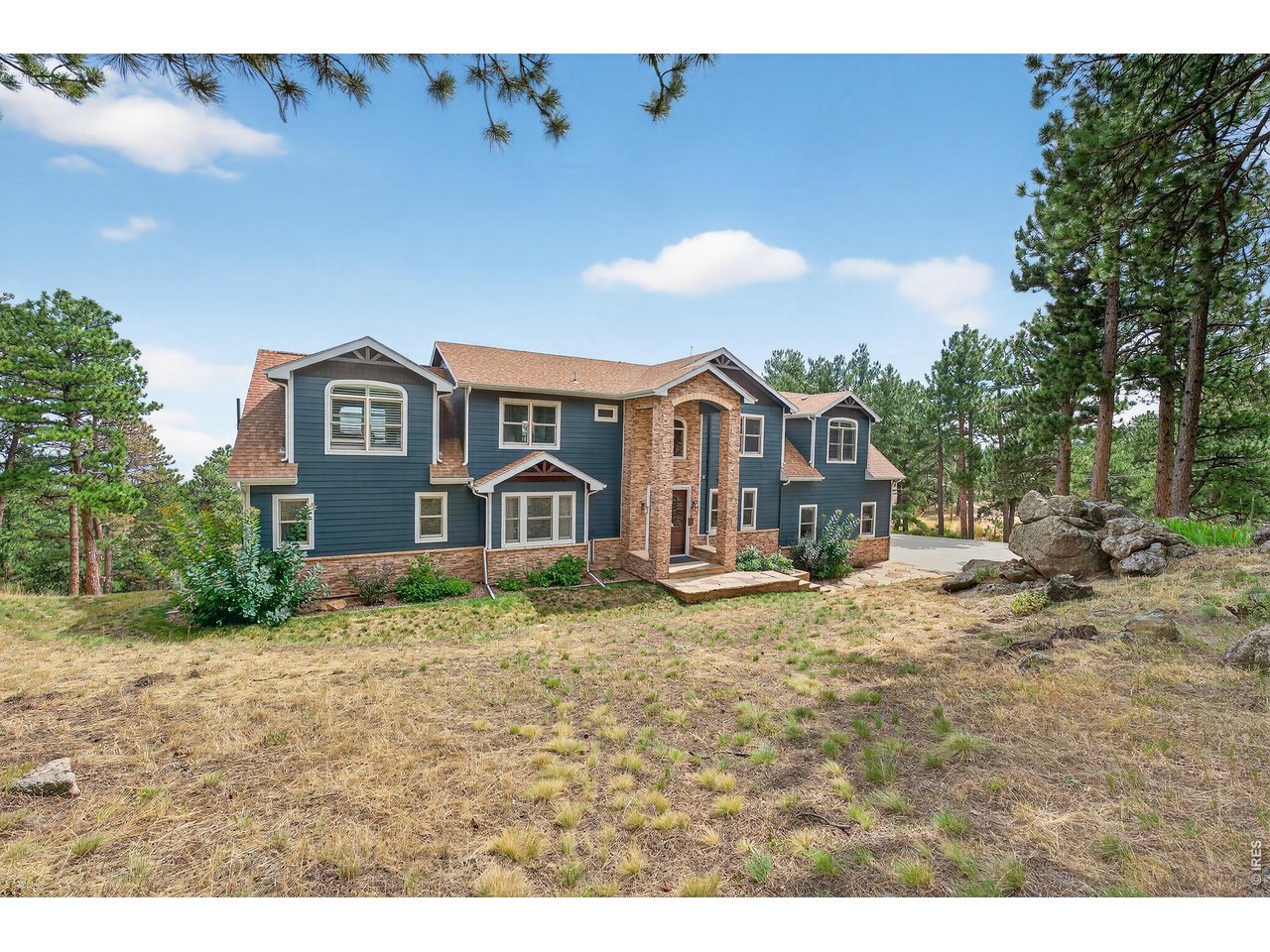 820 Peakview Road Boulder, CO 80302 - Photo 4 of 50 a view of a house with a yard