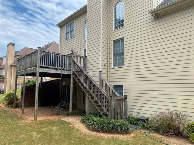 a view of entryway and hall