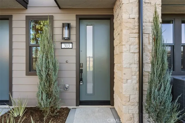 $1,195,000 | 109 South Laxore Street, Unit 303, Anaheim, CA 92804