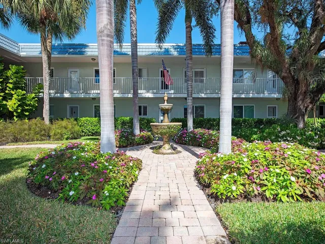 $750,000 | 505 Broad Avenue South, Unit 505, Naples, FL 34102