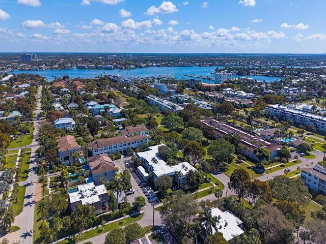 $750,000 | 505 Broad Avenue South, Unit 505, Naples, FL 34102