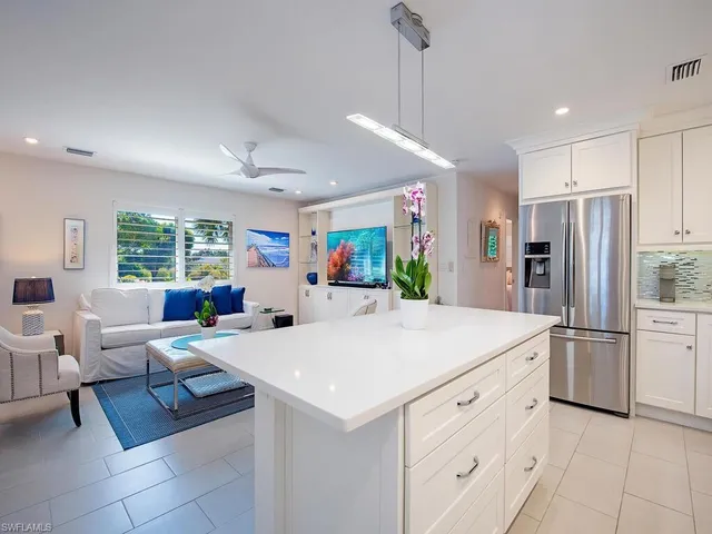 $750,000 | 505 Broad Avenue South, Unit 505, Naples, FL 34102