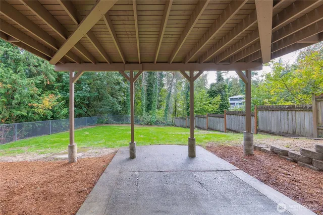 a view of yard with green space