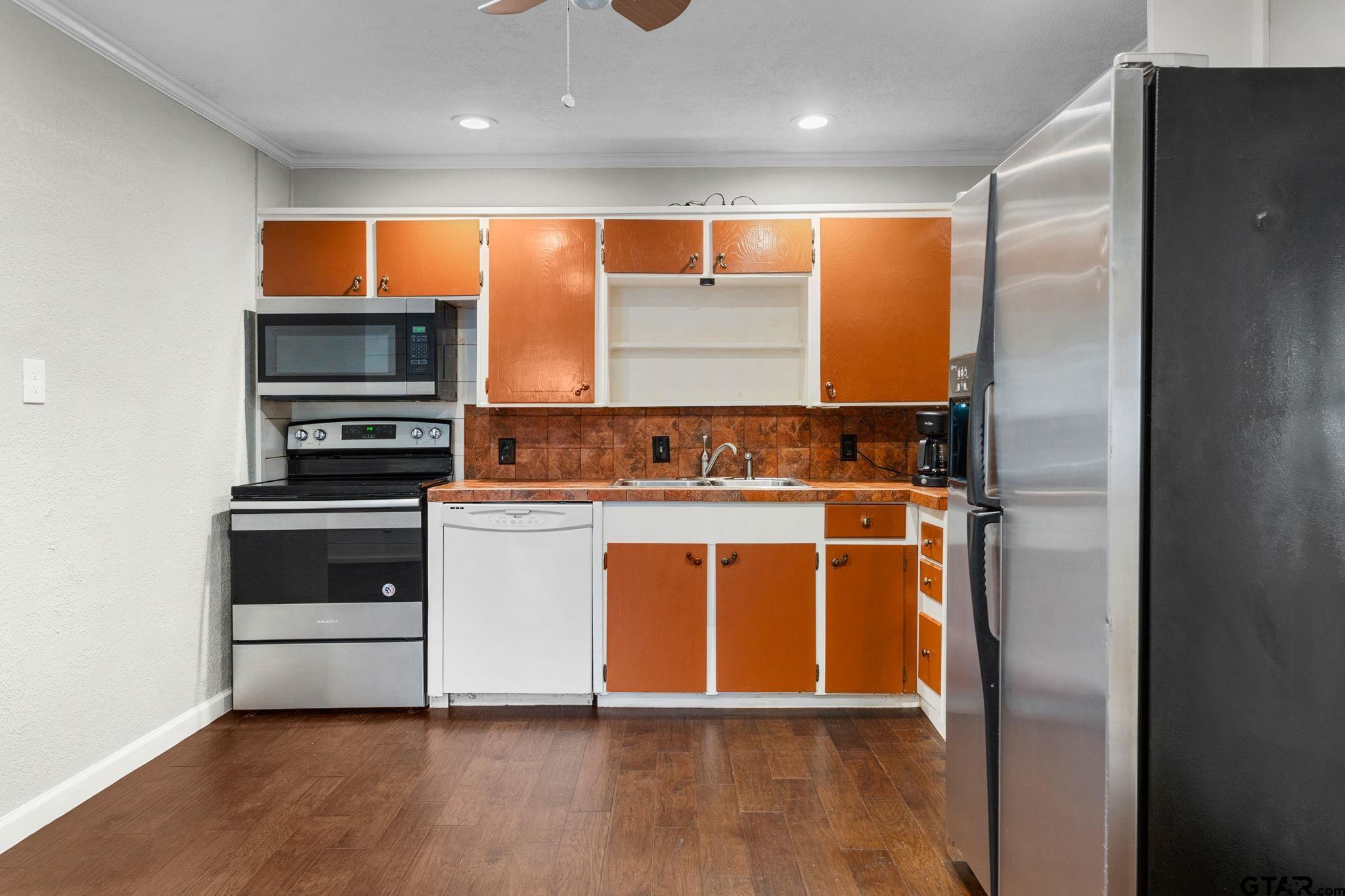 6091 Mockingbird Lane Murchison, TX 75778 - Photo 7 of 33 a kitchen with stainless steel appliances a stove and a refrigerator