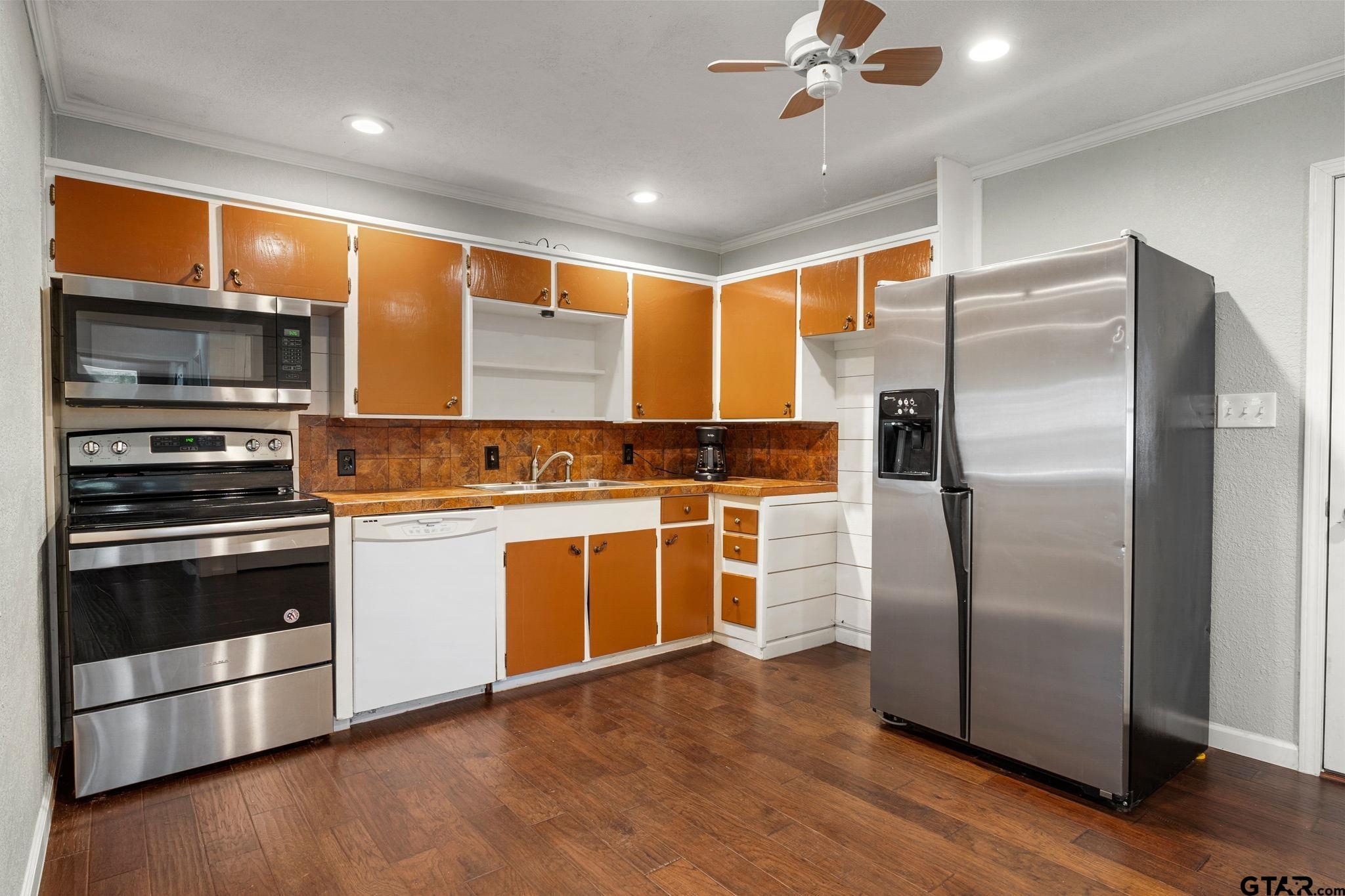 6091 Mockingbird Lane Murchison, TX 75778 - Photo 8 of 33 a kitchen with stainless steel appliances kitchen island granite countertop a refrigerator and a stove top oven