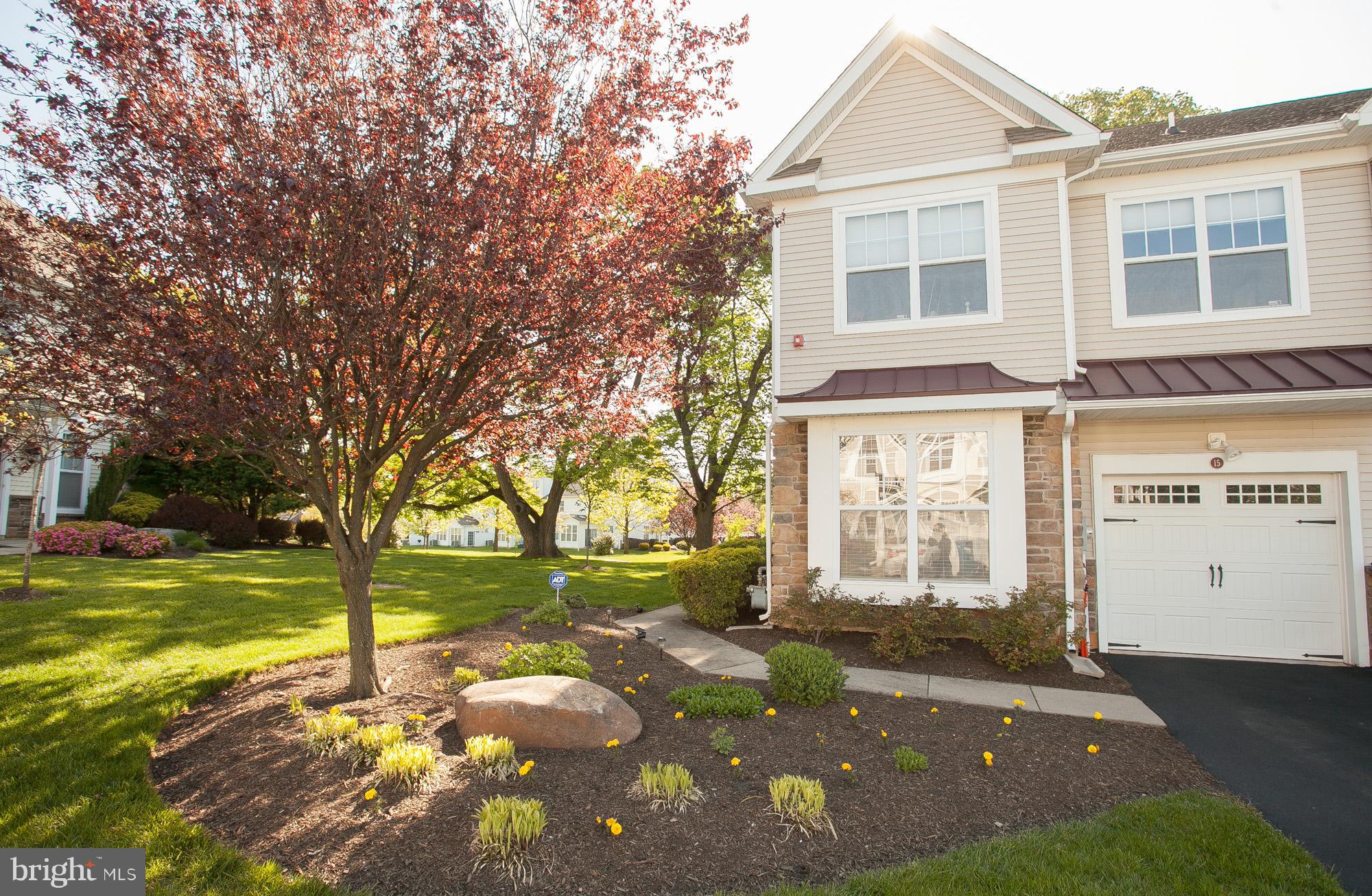 15 Old Cedarbrook Road Wyncote, PA 19095 - Photo 3 of 45 End Unit Sunny and Bright