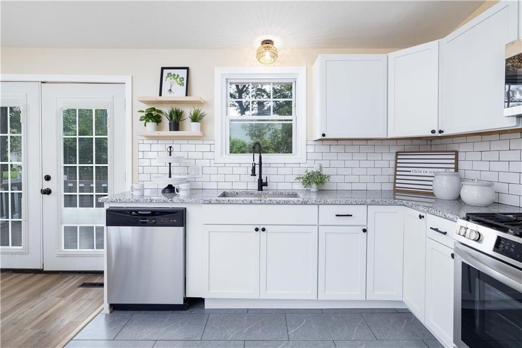 259 Buttonwoods Avenue Warwick, RI 02886 - Photo 4 of 26