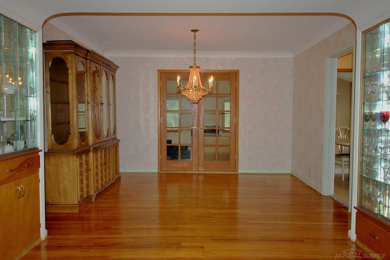 954 South Renaud Road Grosse Pointe Woods, MI 48236 - Photo 11 of 46