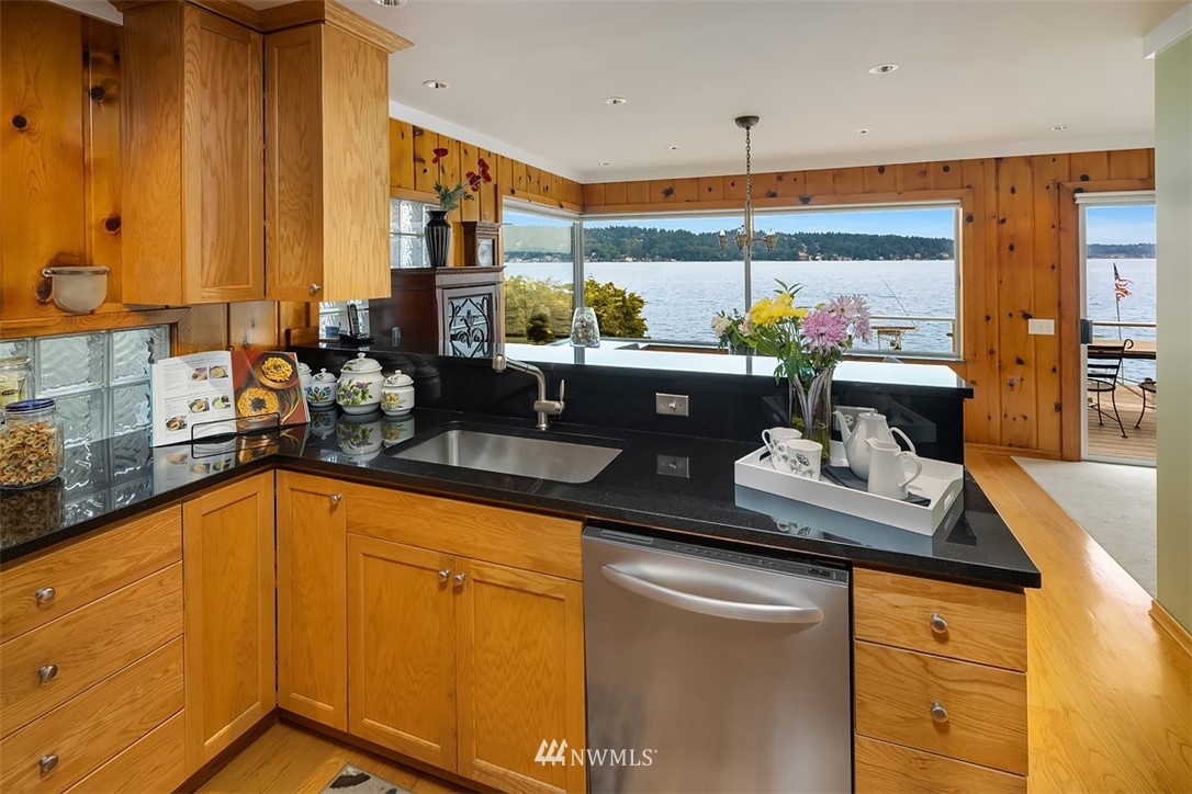 10644 Riviera Place Northeast Seattle, WA 98125 - Photo 11 of 25 Gallery Image 11