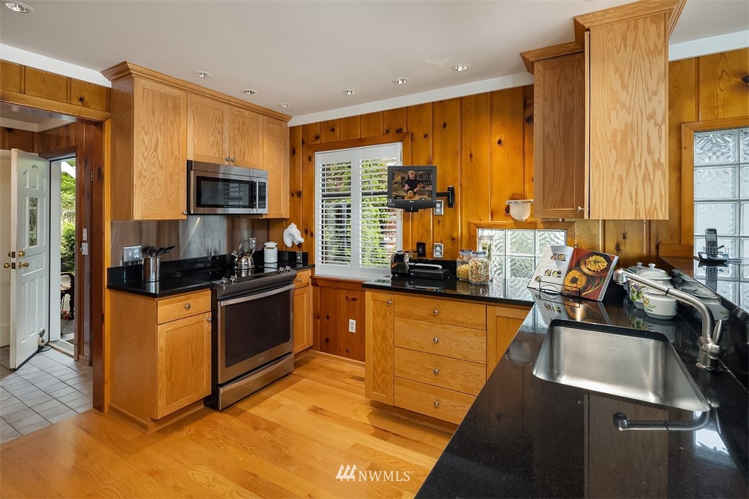10644 Riviera Place Northeast Seattle, WA 98125 - Photo 12 of 25 Gallery Image 12