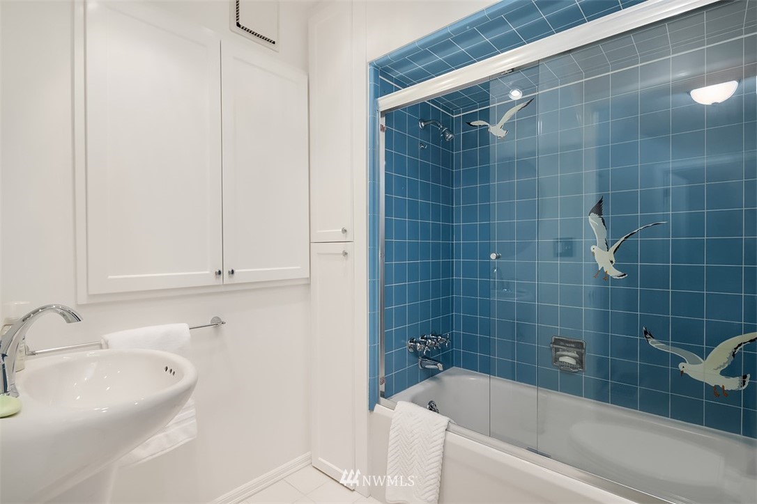 10644 Riviera Place Northeast Seattle, WA 98125 - Photo 20 of 25 Gallery Image 20