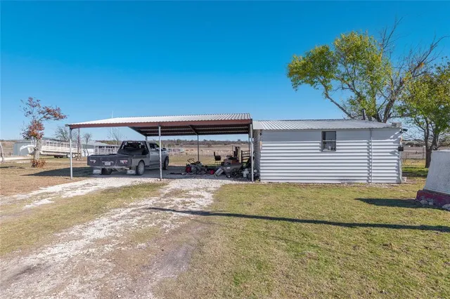 a view of back yard of the house