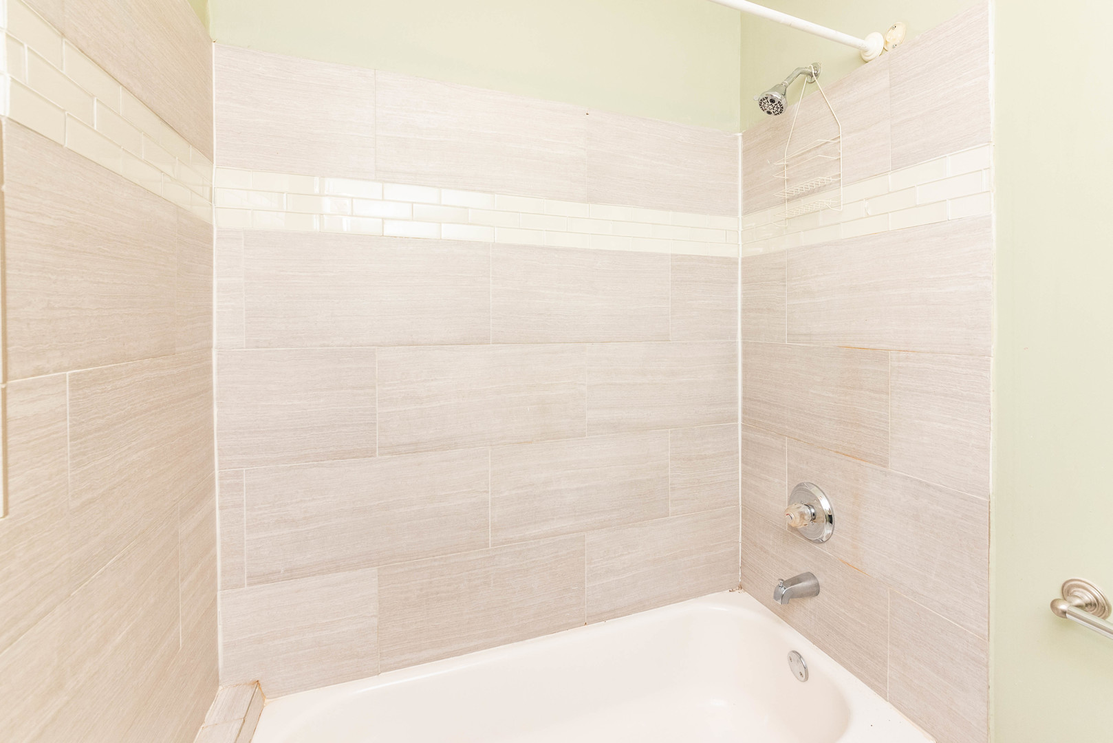 2812 East 76th Street, Unit 3 Chicago, IL 60649 - Photo 13 of 21 a bathroom with a bathtub
