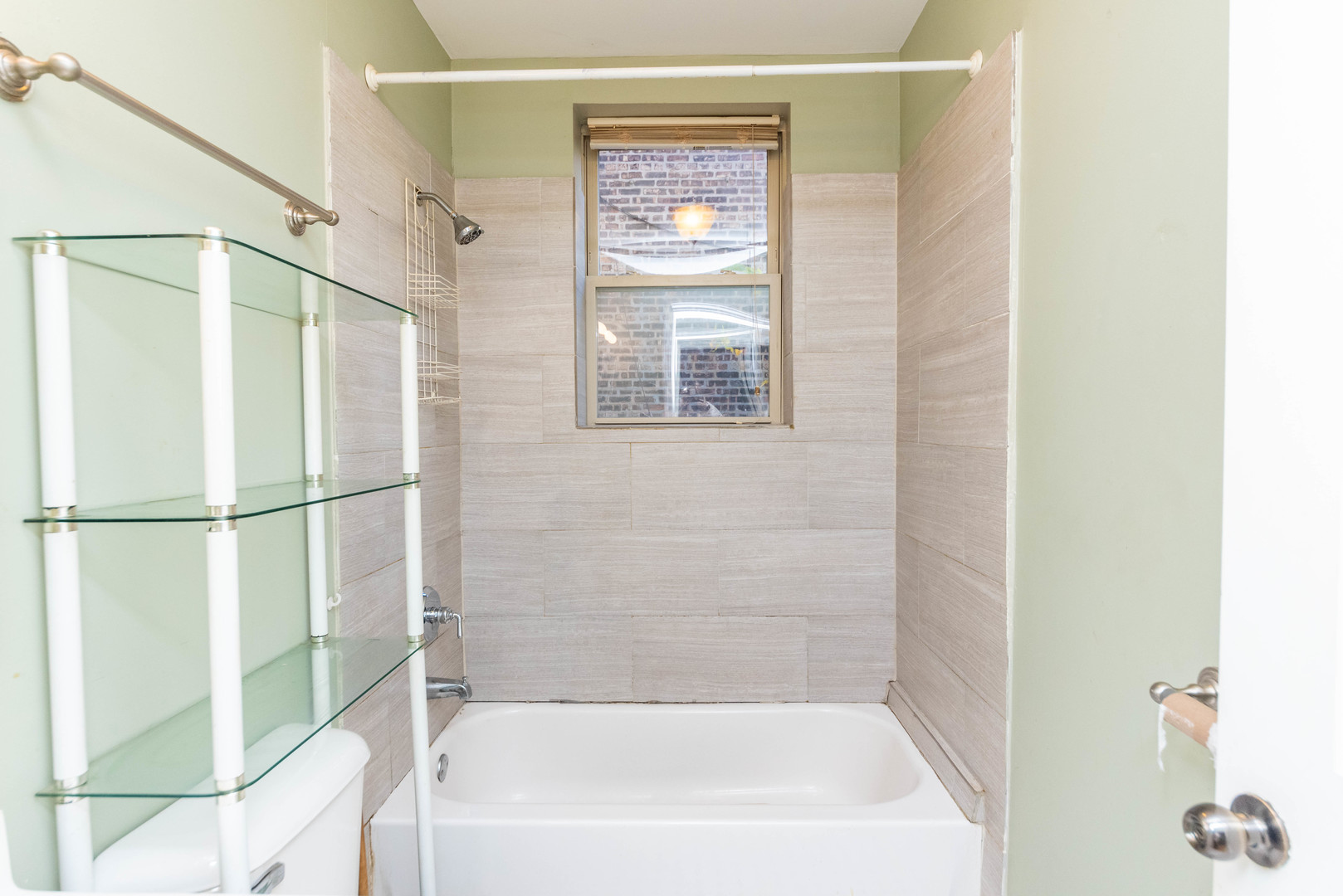 2812 East 76th Street, Unit 3 Chicago, IL 60649 - Photo 17 of 21 a bathroom with a bathtub