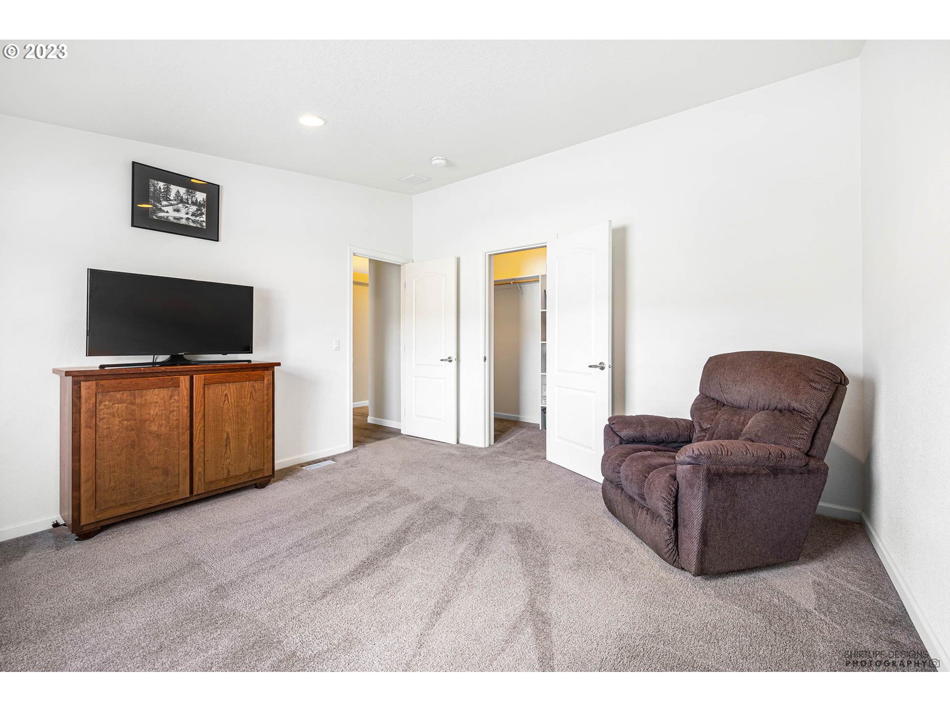 2458 Blue Boy Lane Eugene, OR 97404 - Photo 22 of 28 a living room with furniture and a flat screen tv