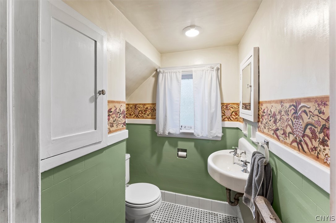 303 Barrington Road, Unit 5 Syracuse, NY 13214 - Photo 17 of 44 Powder room on 1st floor