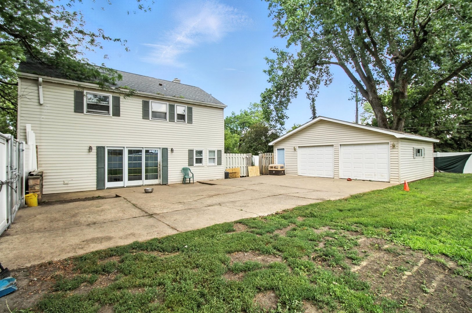 406 Madison Street Joliet, IL 60435 - Photo 4 of 40 a front view of a house with a yard and garage