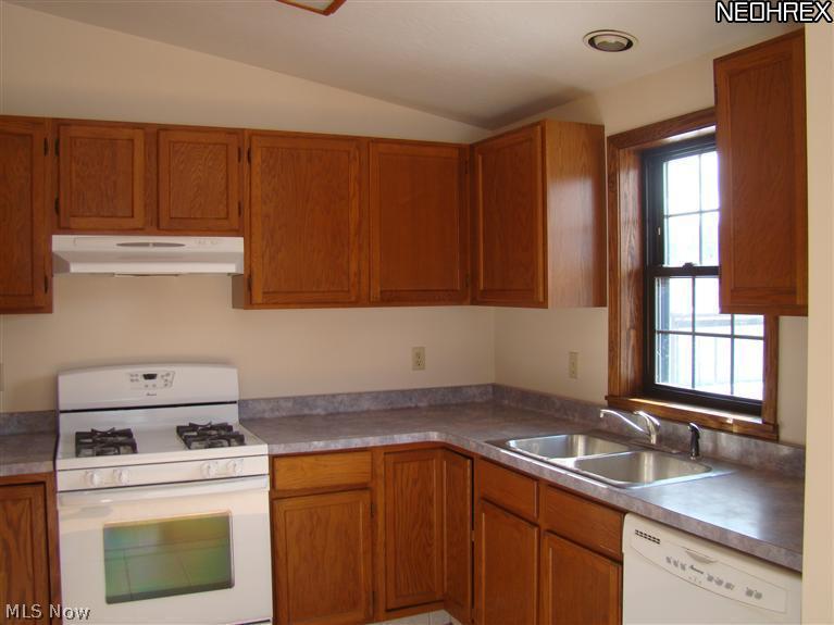 13845 Radcliffe Road Chardon, OH 44024 - Photo 3 of 11