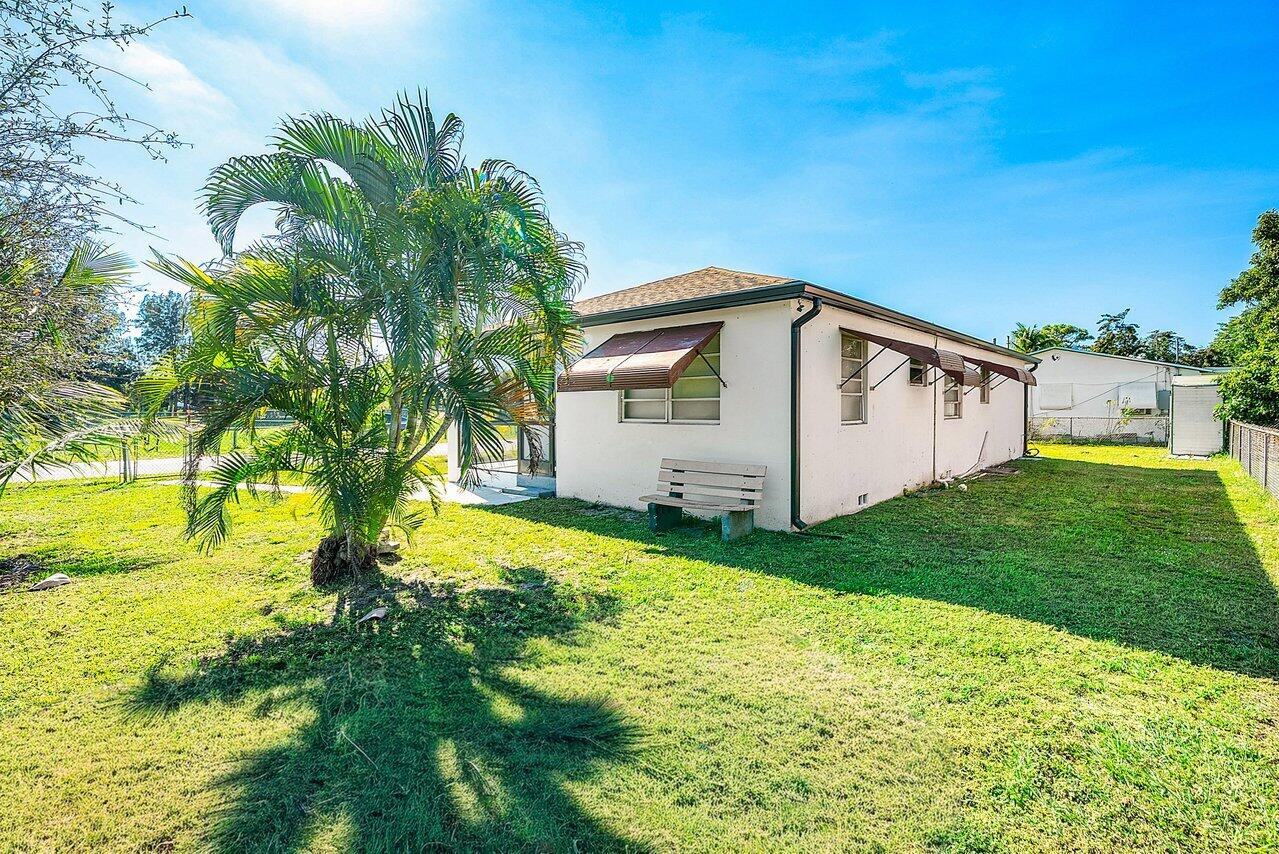 3527 Kirk Road Lake Worth, FL 33461 - Photo 6 of 25 a view of a back yard of the house