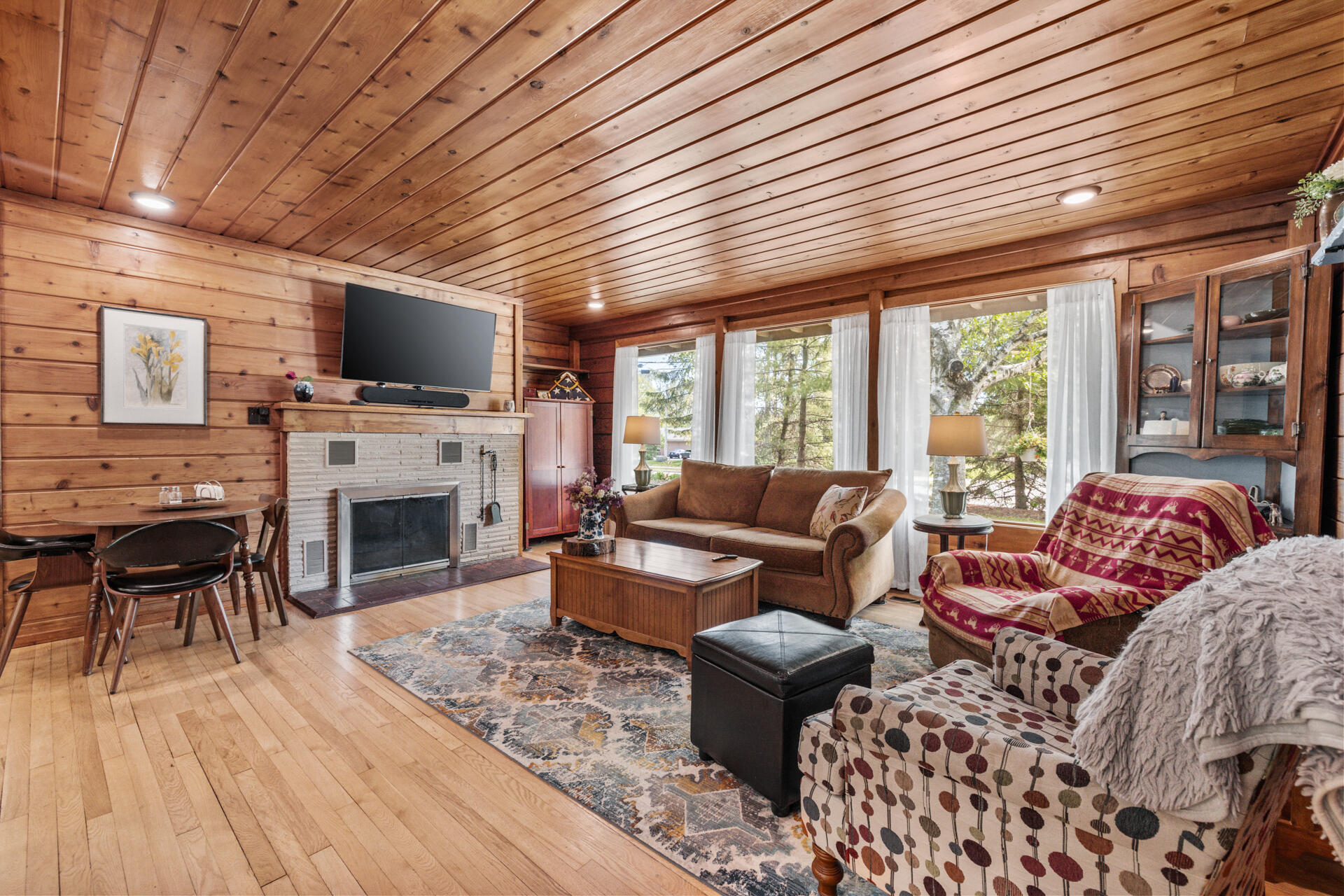 7124 Pioneer Road Cedarburg, WI 53012 - Photo 4 of 32 Living Room
