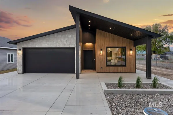 $429,000 | 107 3rd Street West, Declo, ID 83323