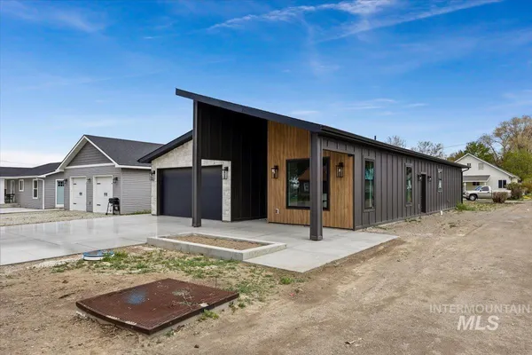 $429,000 | 107 3rd Street West, Declo, ID 83323
