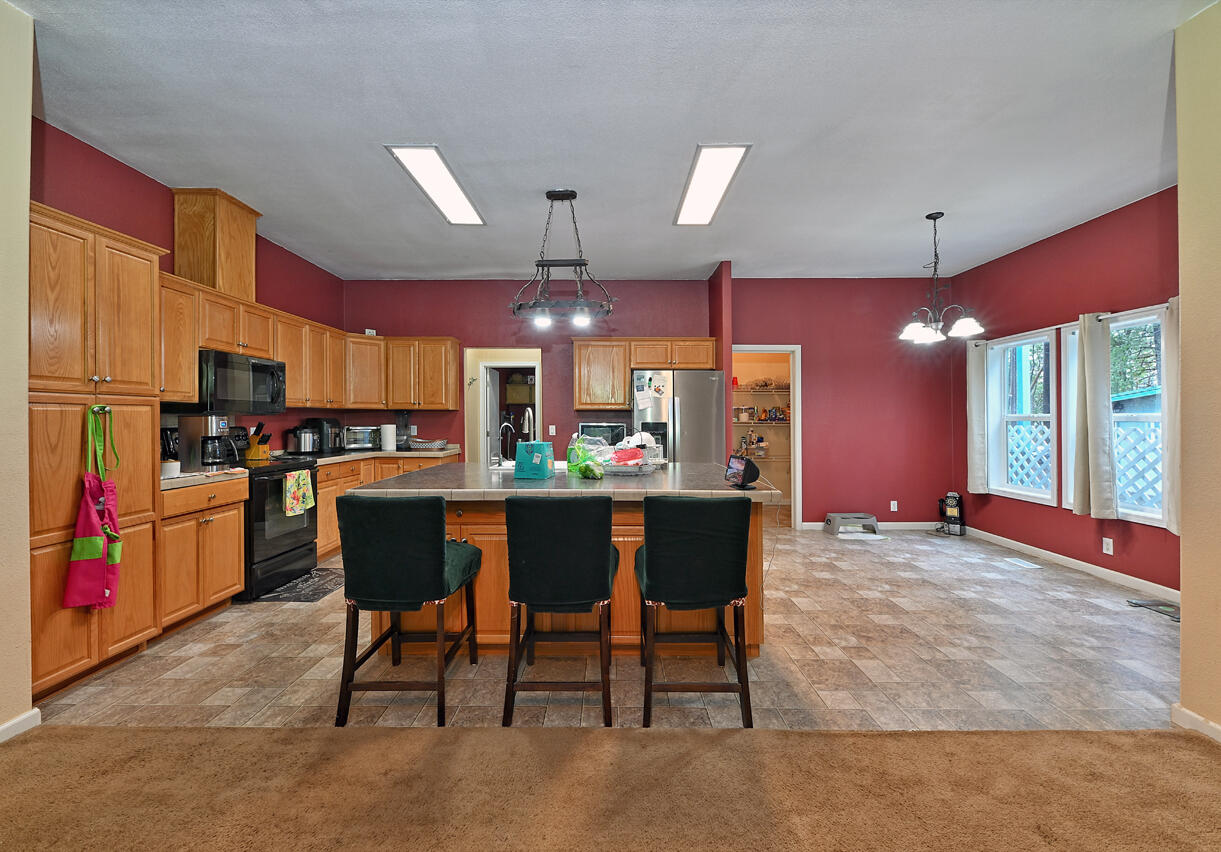 2056 Rockydale Road Cave Junction, OR 97523 - Photo 4 of 37 Gallery Image 4