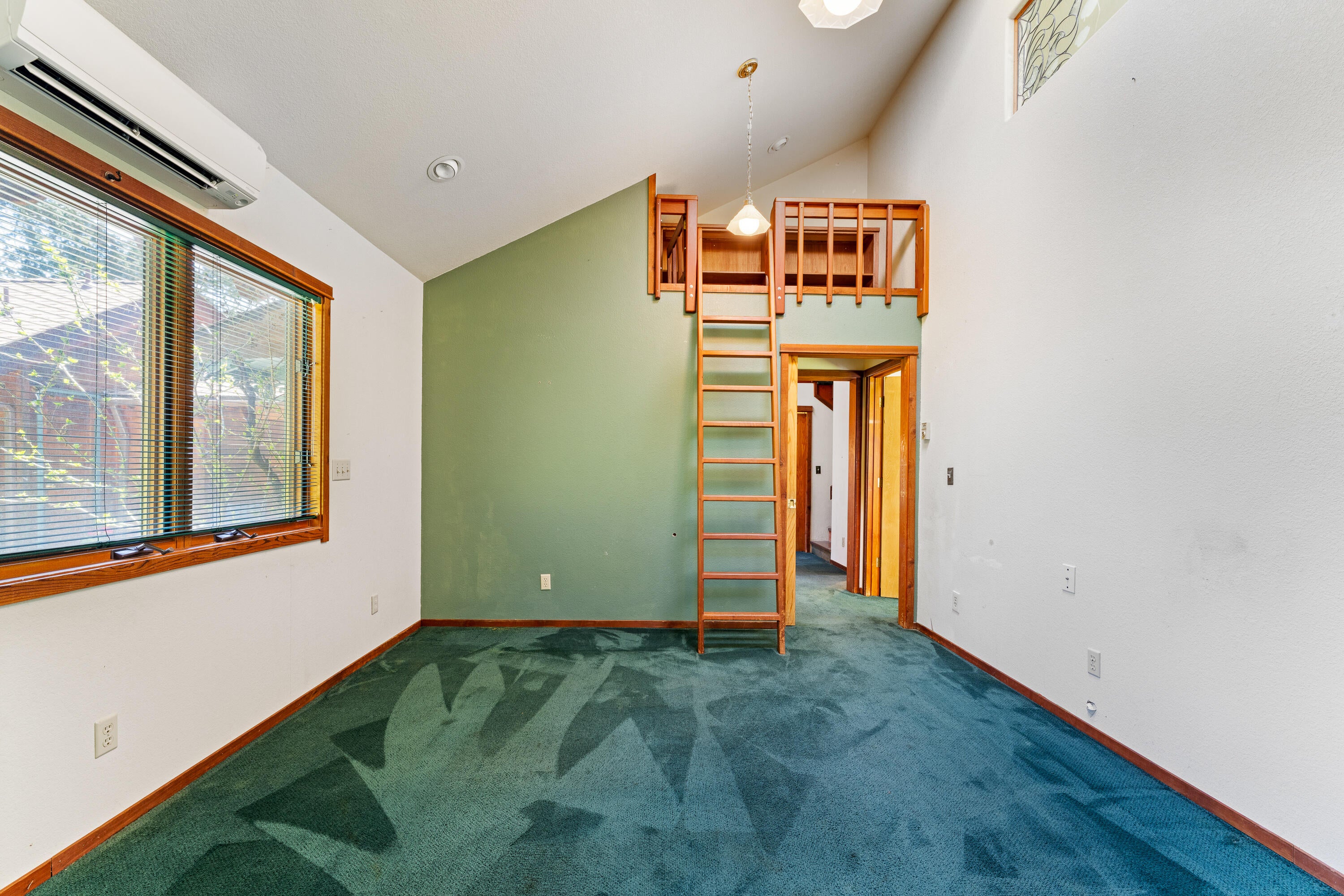 17110 North Applegate Road Grants Pass, OR 97527 - Photo 8 of 31 Family room