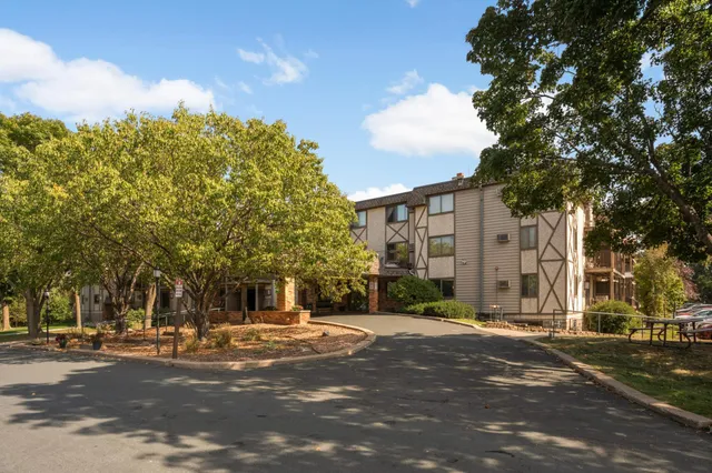 $215,000 | 1304 West Medicine Lake Drive, Unit 202, Plymouth, MN 55441