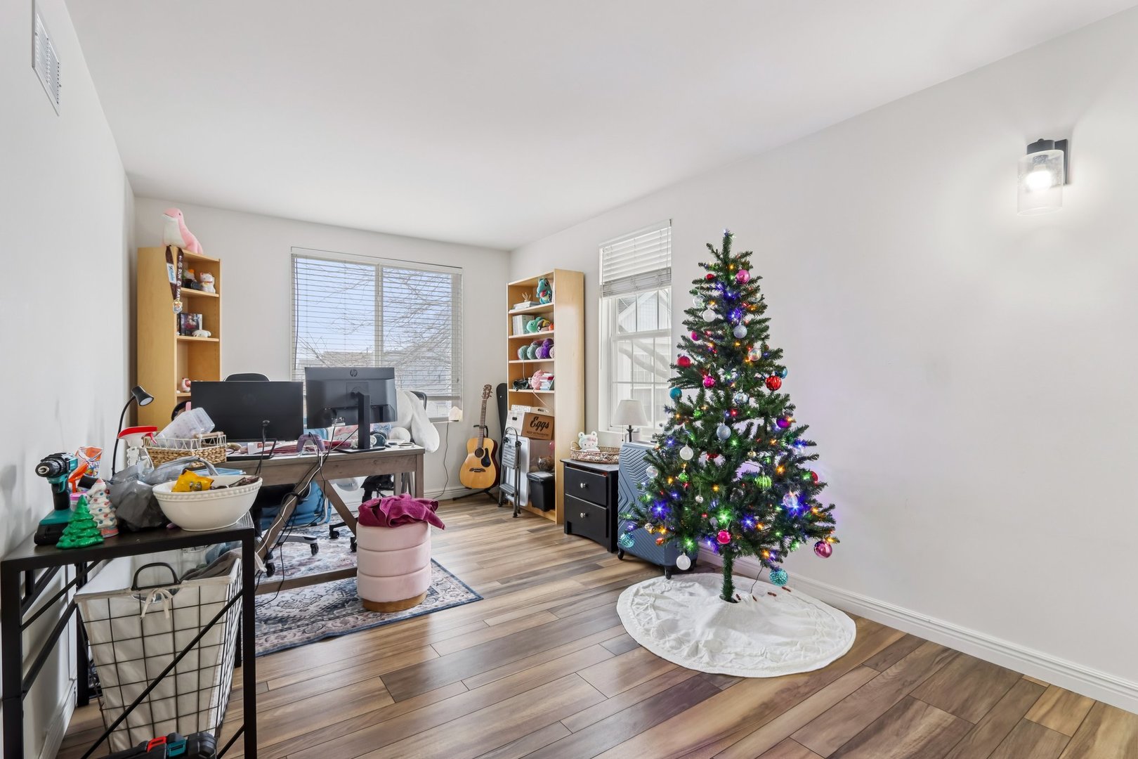1010 Symphony Drive Aurora, IL 60504 - Photo 20 of 28 a living room with furniture and a potted plant