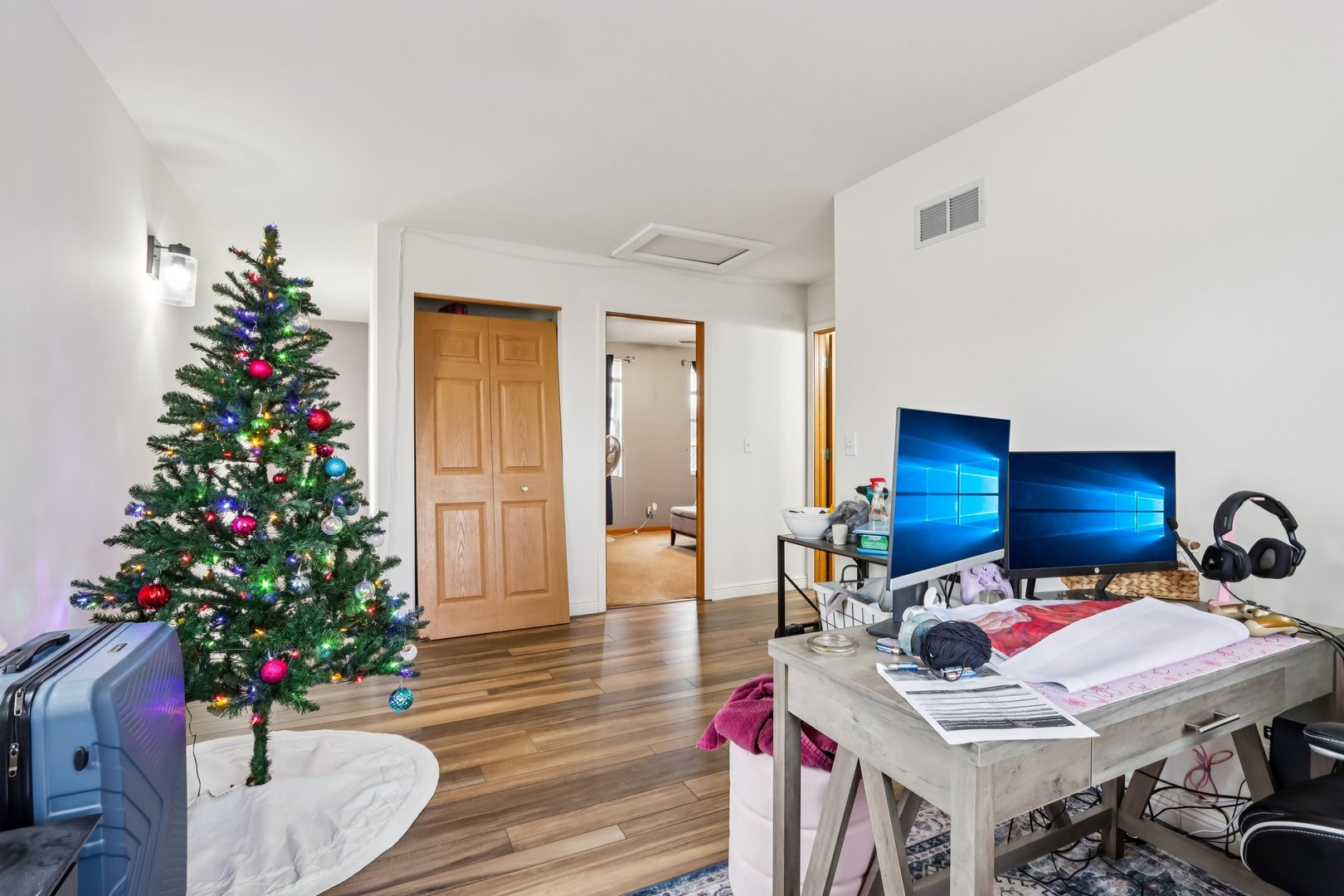 1010 Symphony Drive Aurora, IL 60504 - Photo 21 of 28 a living room with furniture and a potted plant