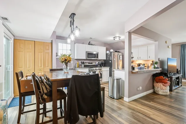 $240,000 | 1010 Symphony Drive, Aurora, IL 60504