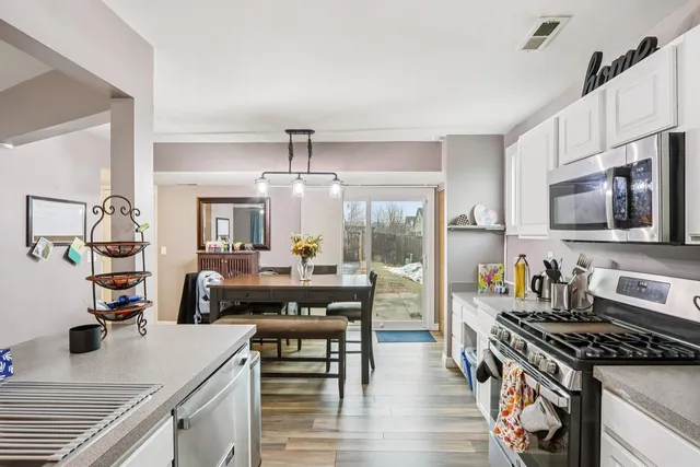 $240,000 | 1010 Symphony Drive, Aurora, IL 60504