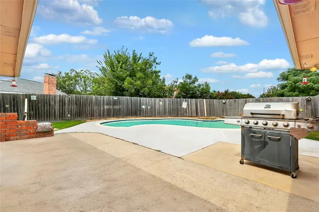 a view of a backyard