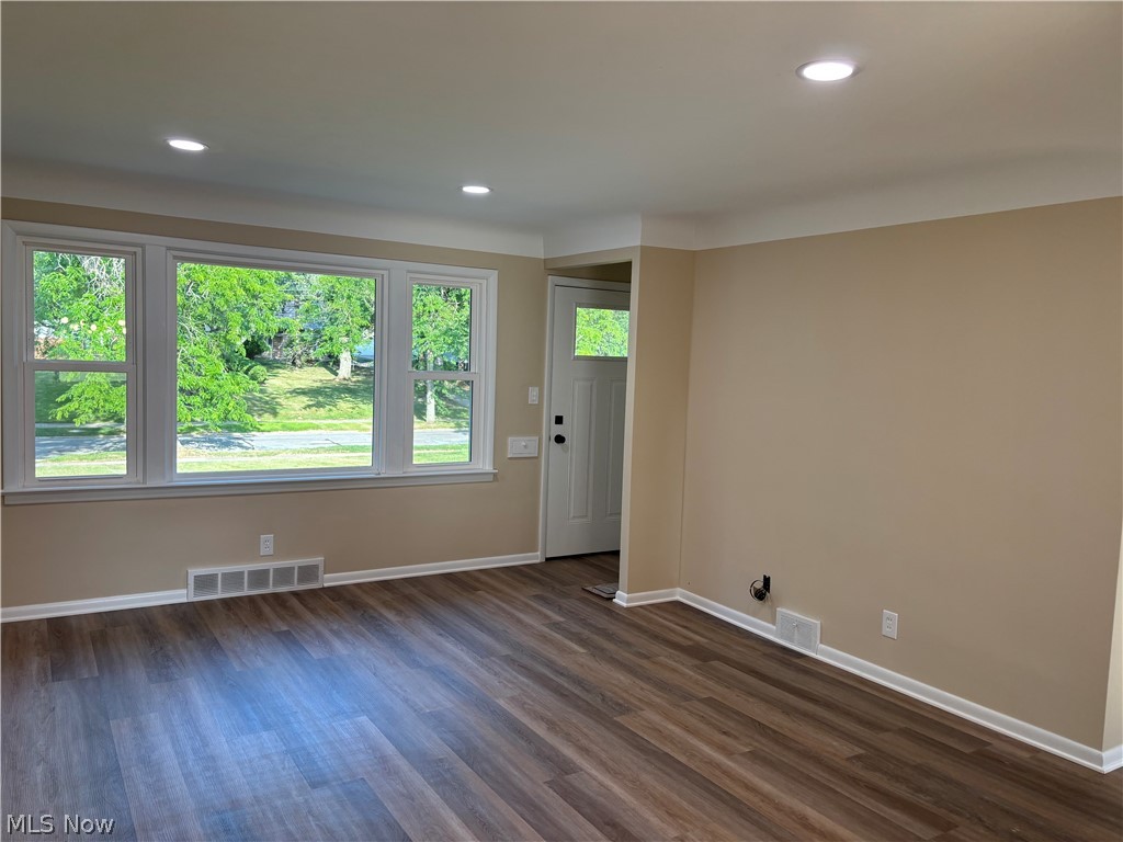 1574 Sunview Road Lyndhurst, OH 44124 - Photo 10 of 21