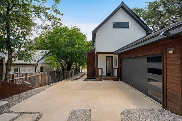 a view of a house with a backyard