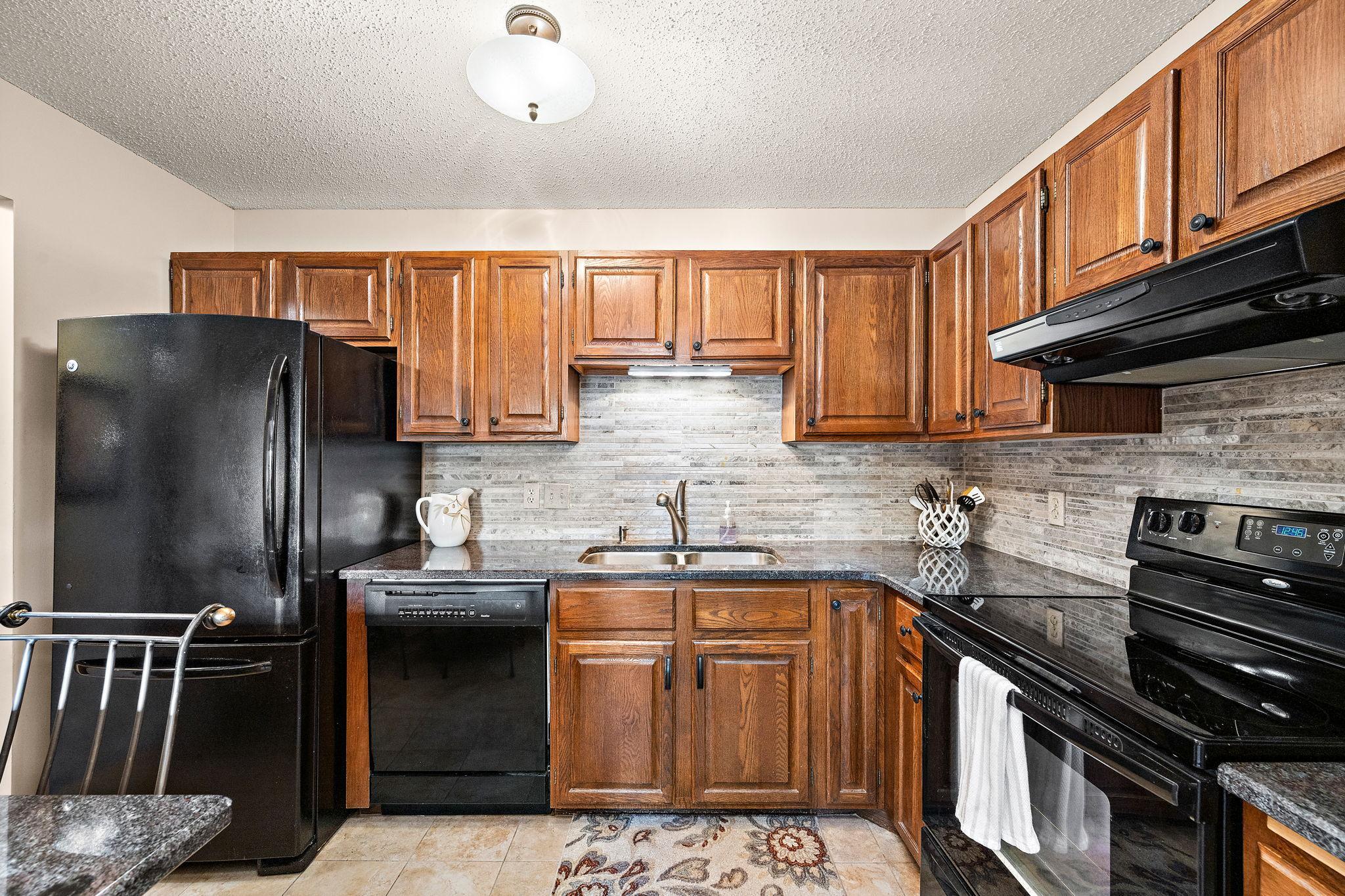 10451 Greenbrier Road, Unit 318 Minnetonka, MN 55305 - Photo 3 of 27