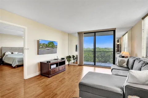 $240,000 | 901 Colony Point Circle, Unit 501, Pembroke Pines, FL 33026